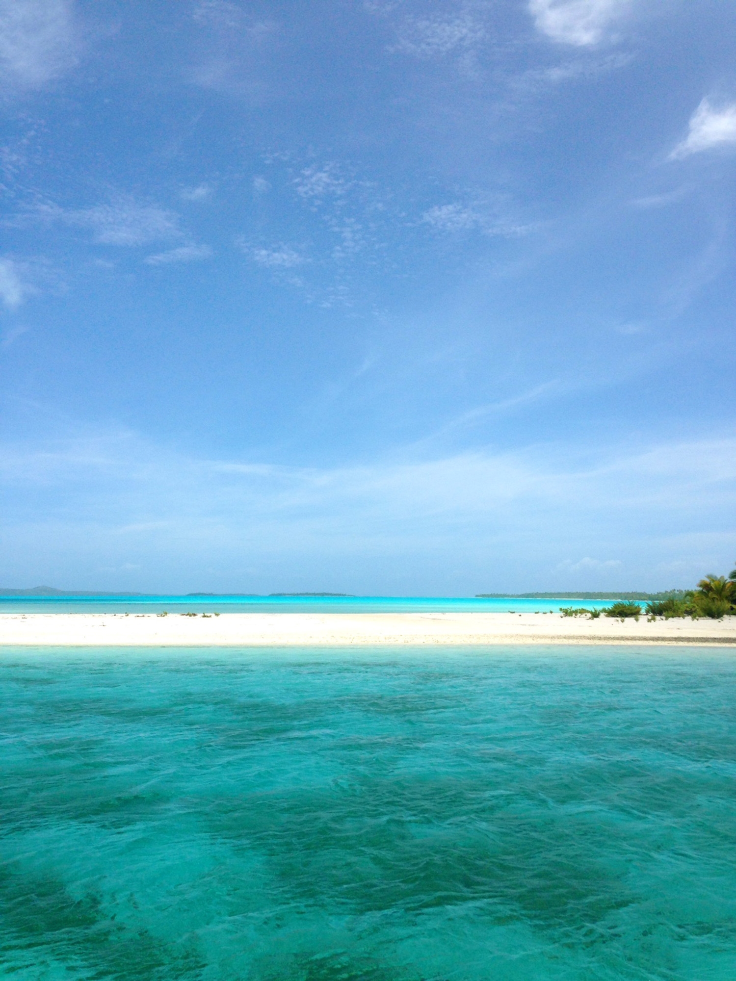 The crystal blue water and white sandy beaches of the Cook Island landscape 
